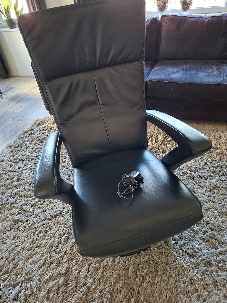 Zwarte leren relaxfauteuil met draaivoet, Huis en Inrichting, Ophalen, Gebruikt, 75 tot 100 cm, Modern