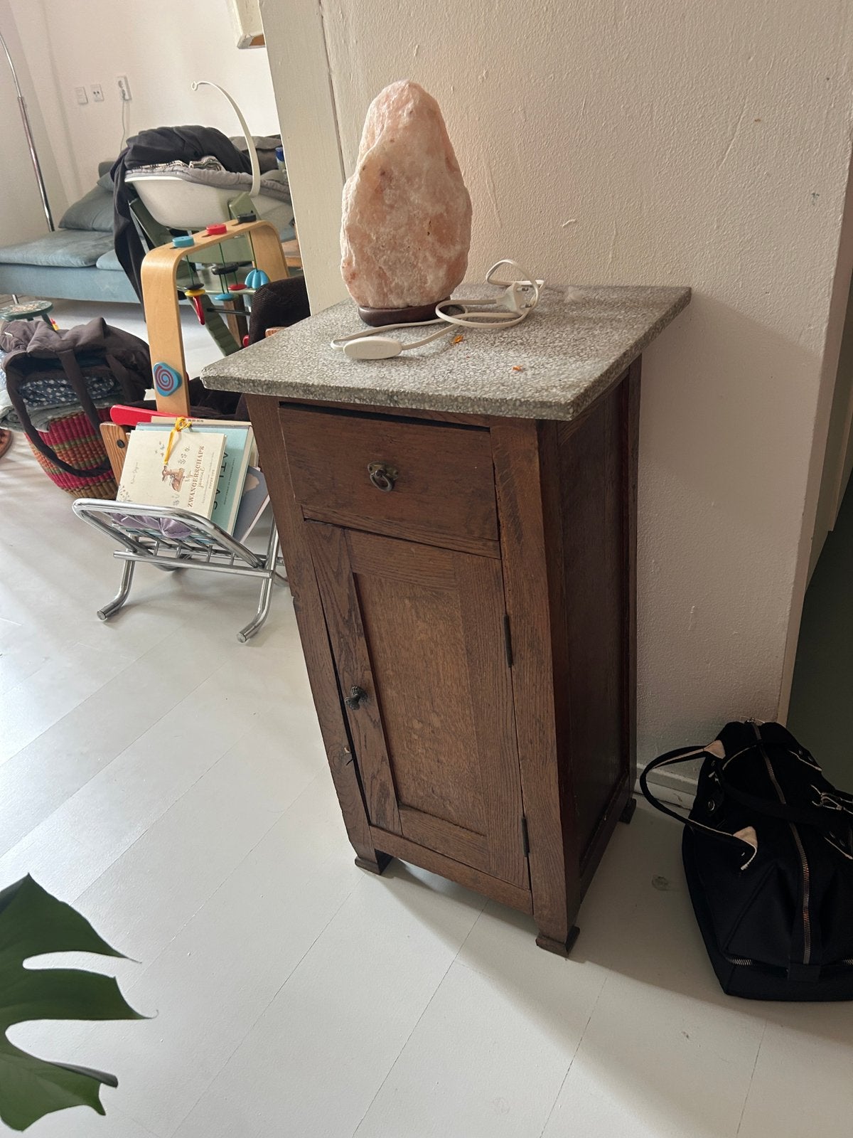 Antiek houten vintage kastje, Huis en Inrichting, Slaapkamer | Nachtkastjes, Ophalen of Verzenden, Zo goed als nieuw