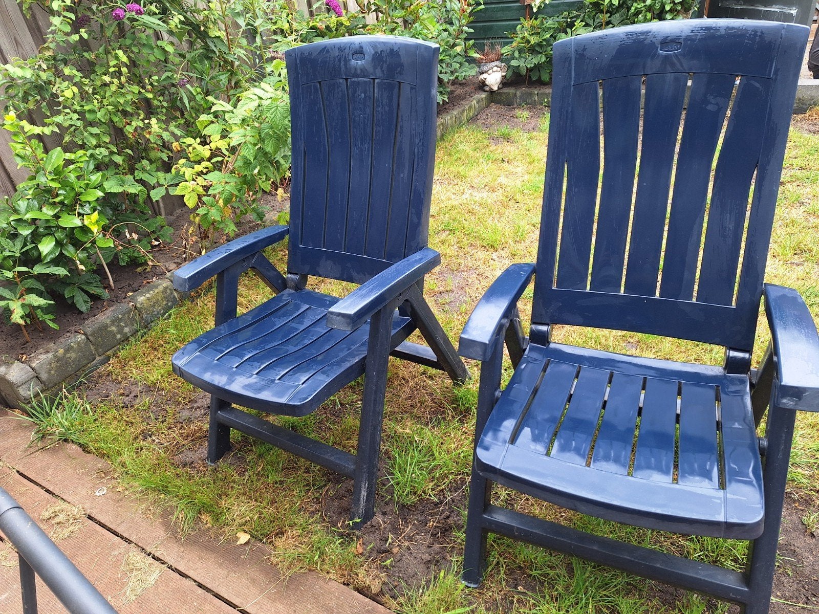 2 donkerblauwe tuinstoelen, Ophalen, Gebruikt, Kunststof