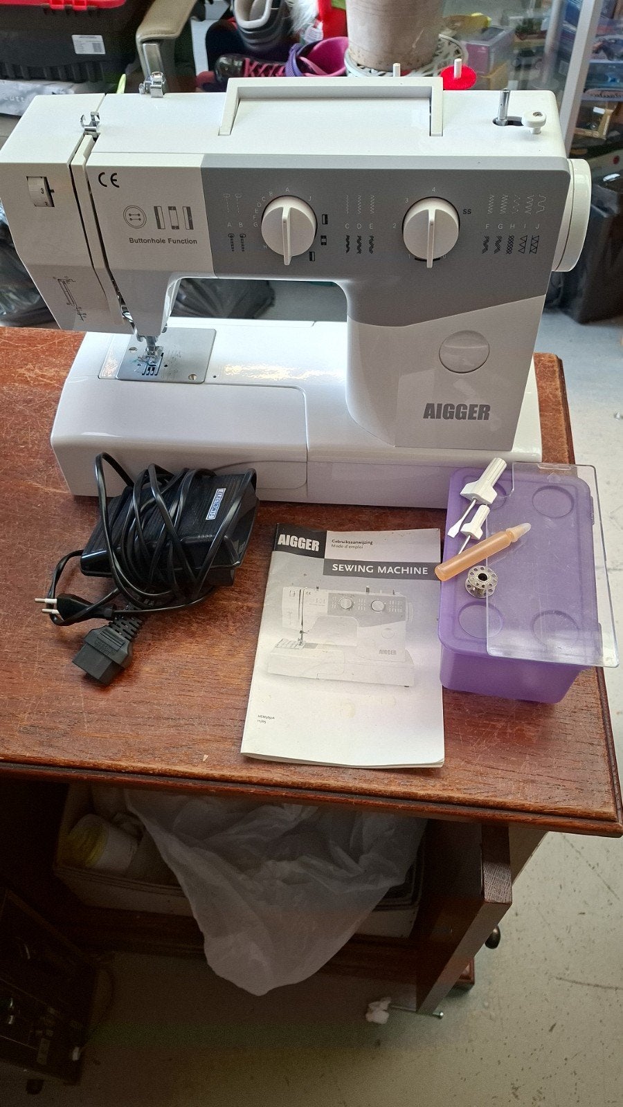 AIGGER Naaimachine met accessoires en handleiding, Ophalen of Verzenden, Gebruikt, Naaimachine, Overige merken