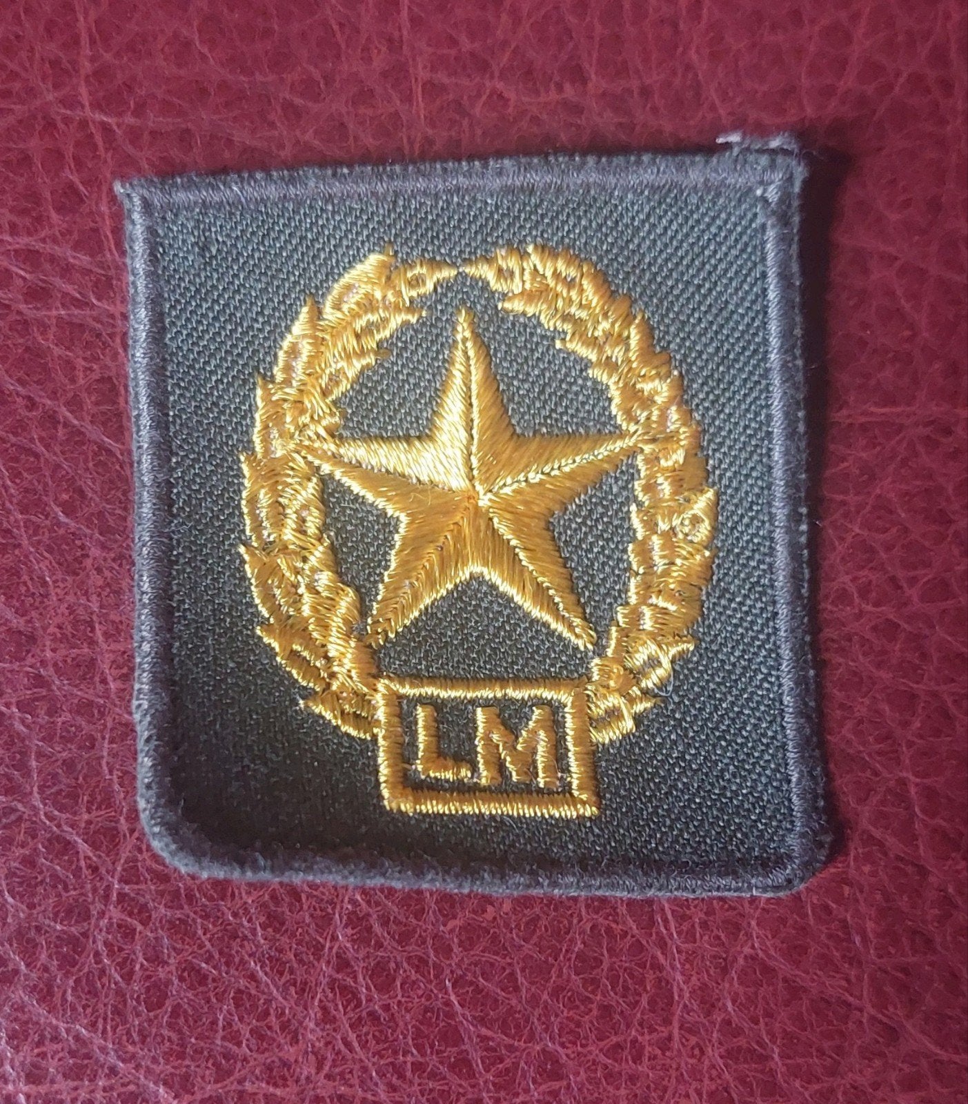 Borstembleem Lichte Mitrailleur, Ophalen of Verzenden, Landmacht, Nederland, Embleem of Badge