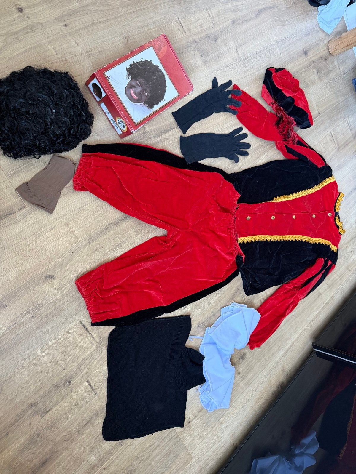 Zwarte Piet kostuum compleet maat S met pruik en kraag, Kerstmis of Sinterklaas, Ophalen of Verzenden, Zo goed als nieuw, Kleding