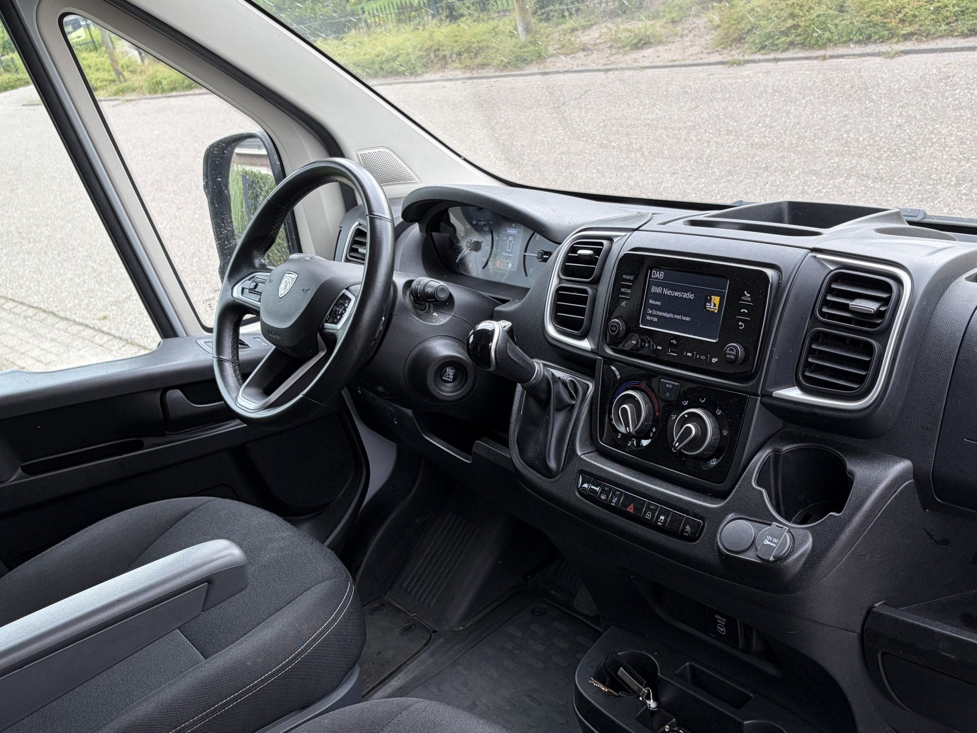 Peugeot Boxer 2.2 BlueHDi 180PK Euro6 L4H2 3.5t Zwaar  3-, Auto's, Bestelauto's, Stof, Gebruikt, 4 cilinders, 179 pk