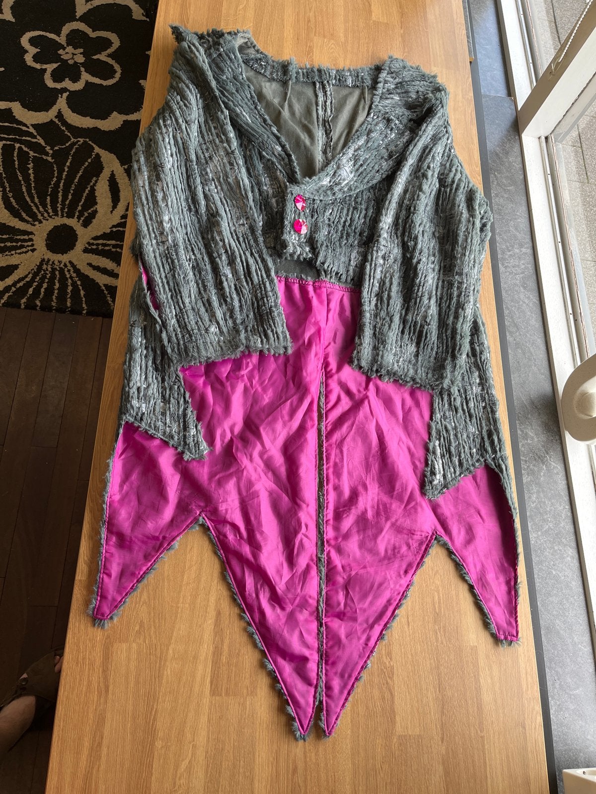 Grijze slipjas met zilver en paarse binnenkant en knopen, Kleding | Dames, Carnavalskleding en Feestkleding, Maat 38/40 (M), Ophalen of Verzenden