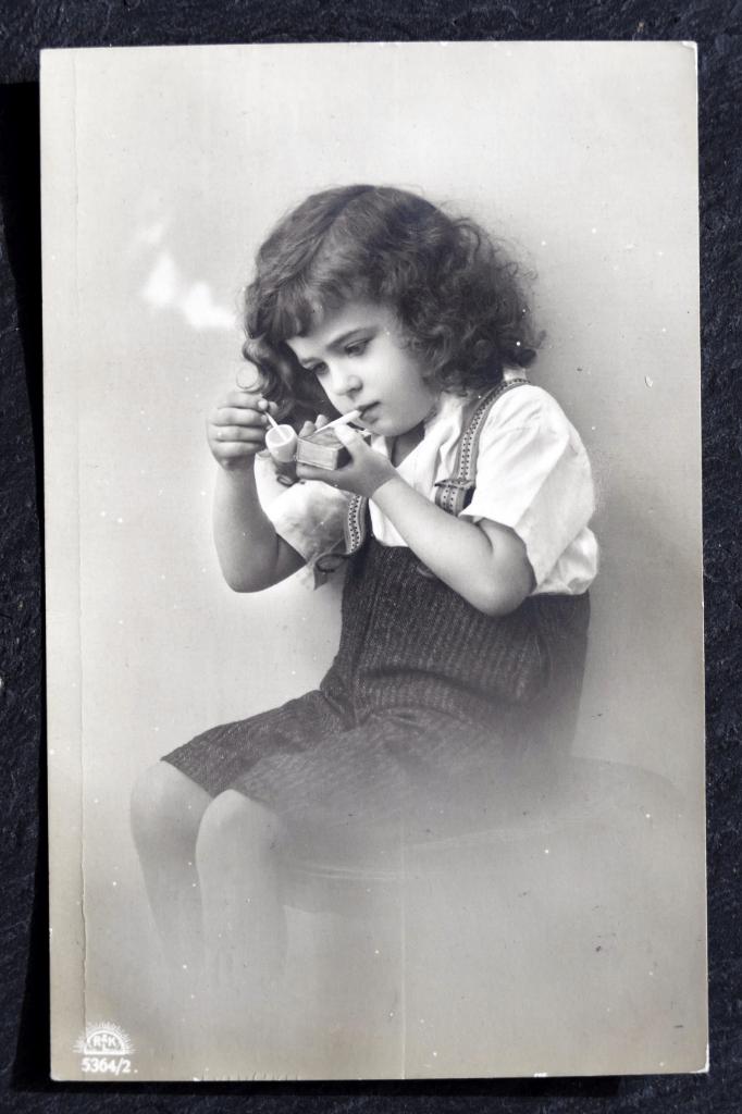 De jongen steekt zijn pijp helemaal zelf aan, 1912, Verzamelen, Ansichtkaarten | Themakaarten, Verzenden, Voor 1920, Gelopen, Kinderen