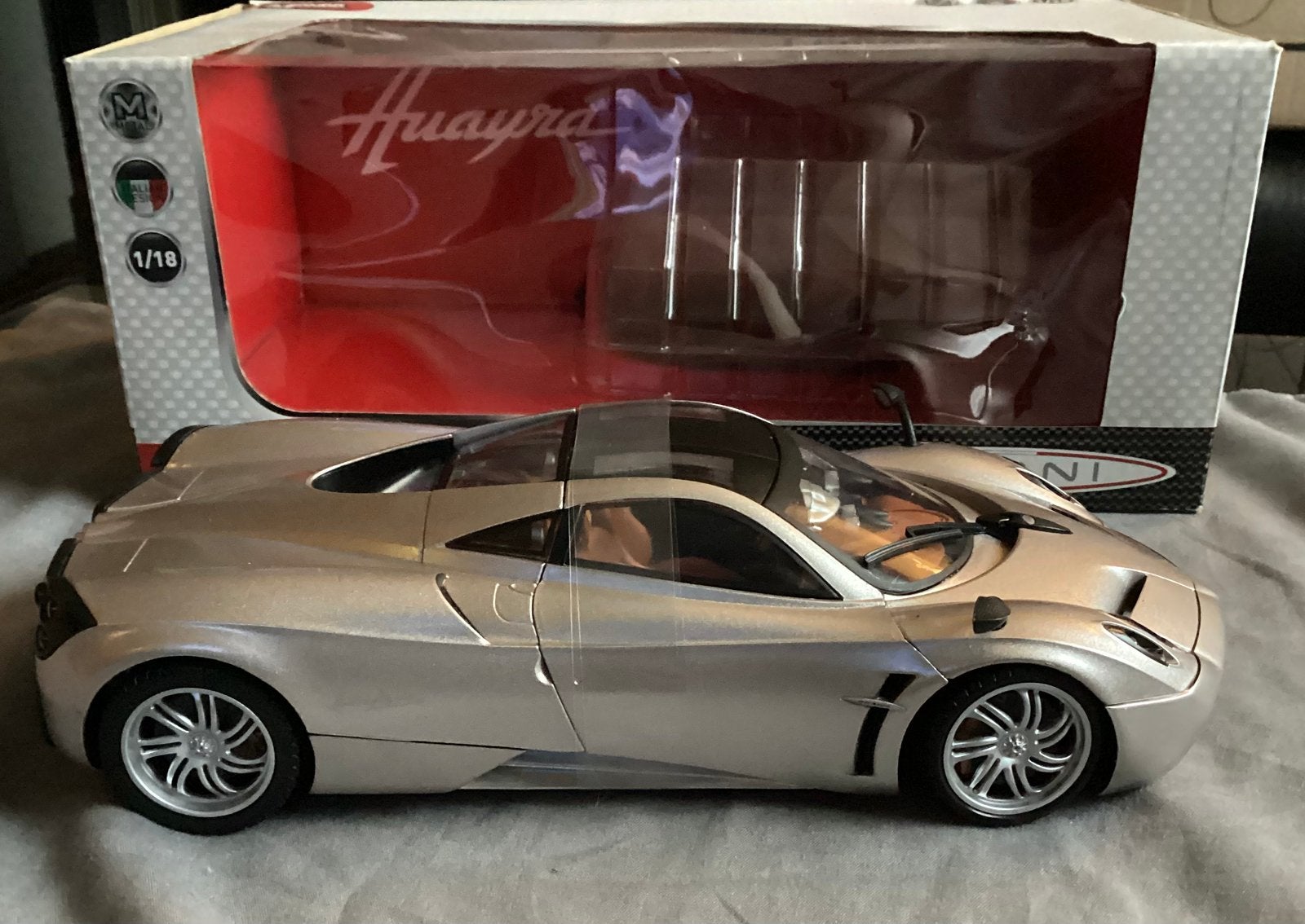 Pagani Huayra, Hobby en Vrije tijd, Modelauto's | 1:18, Ophalen of Verzenden, Zo goed als nieuw, Auto, Overige merken
