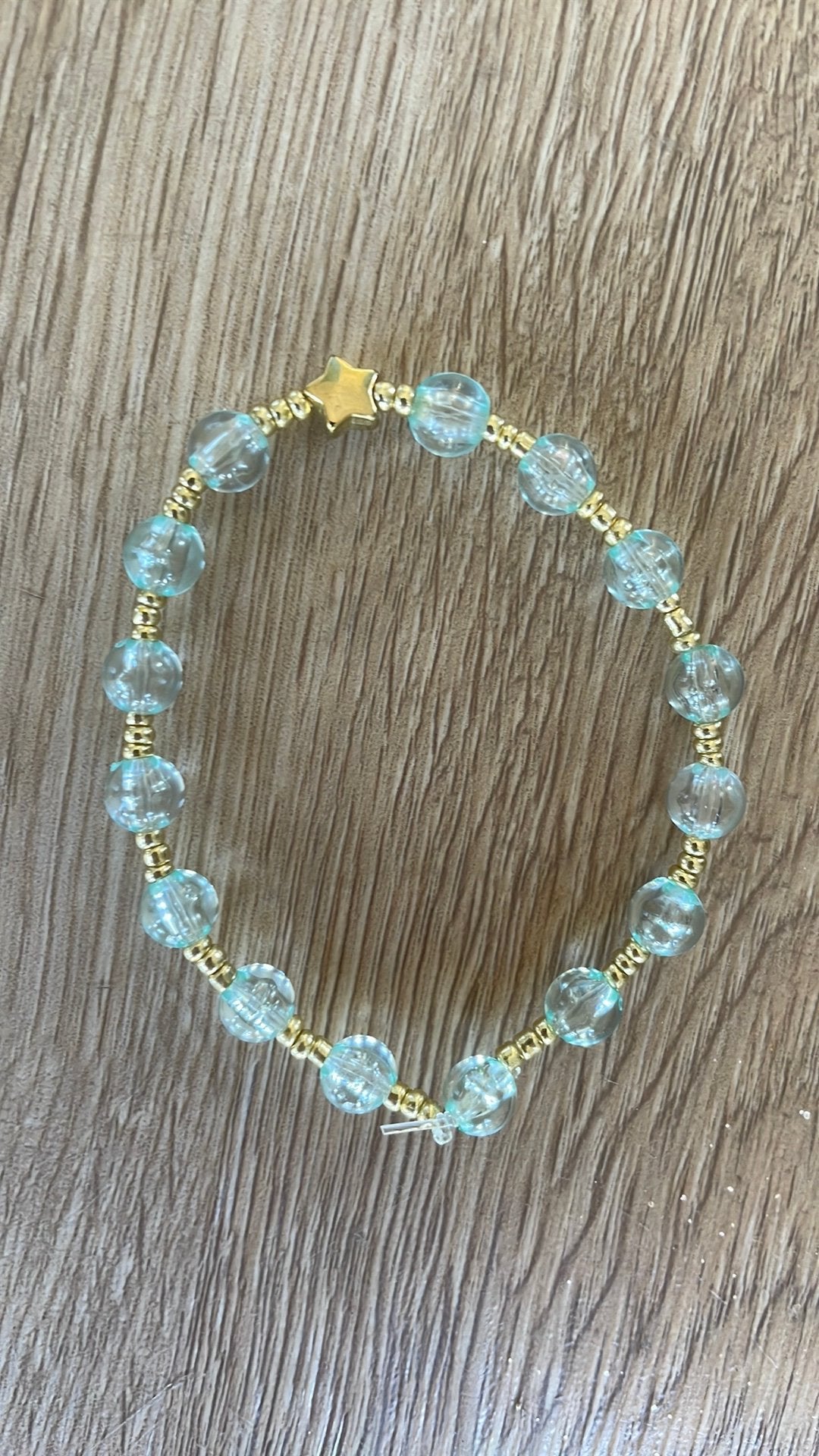 Blauw goud armbandje, Kunststof of Plastic, Nieuw, Met bedels of kralen, Verzenden