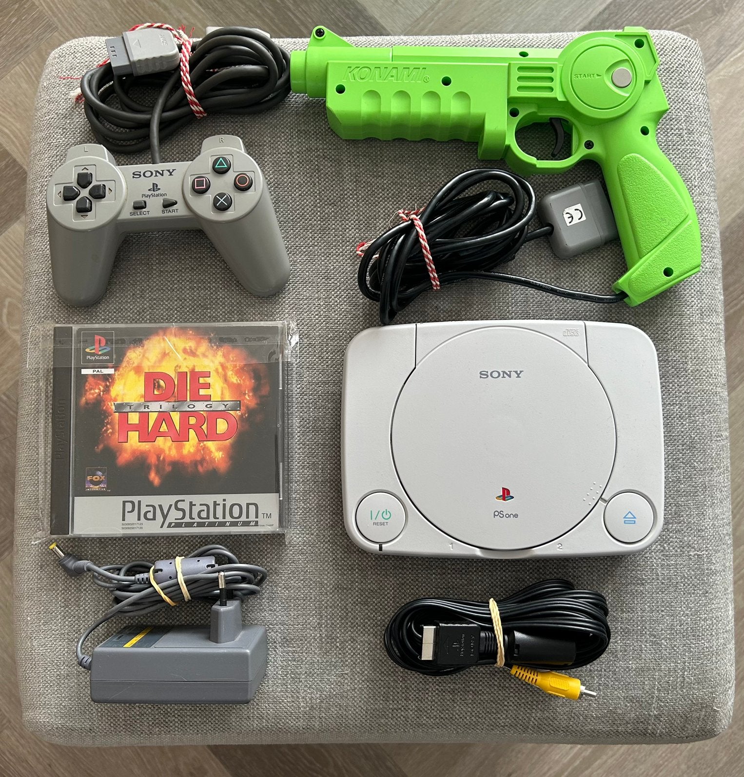 Sony PSONE / SCPH-102 / Konami Light gun RARE Playstation 1, Ophalen of Verzenden, Zo goed als nieuw, Met 1 controller