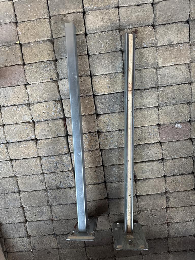 Metalen palen met voetplaat - 2 stuks, Ophalen of Verzenden, Zo goed als nieuw, Minder dan 180 cm, Palen