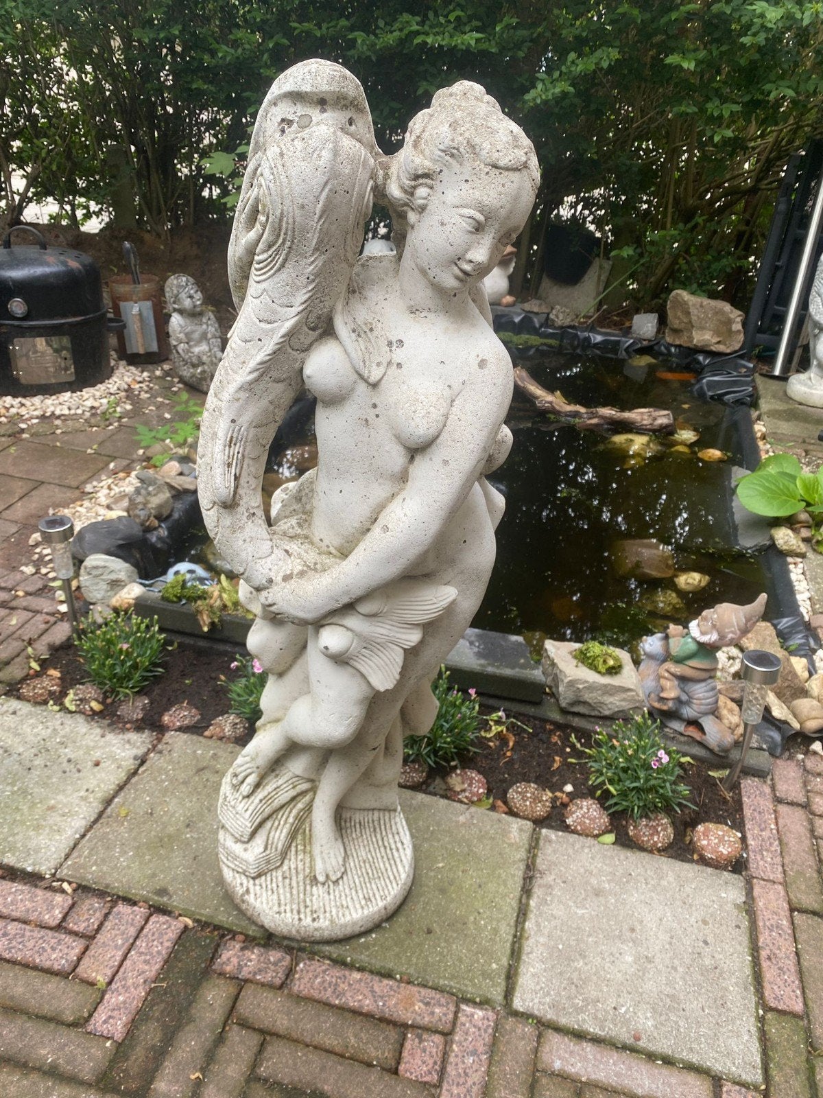 Super mooie stenen beeld  fontein vrouw met vis, Ophalen