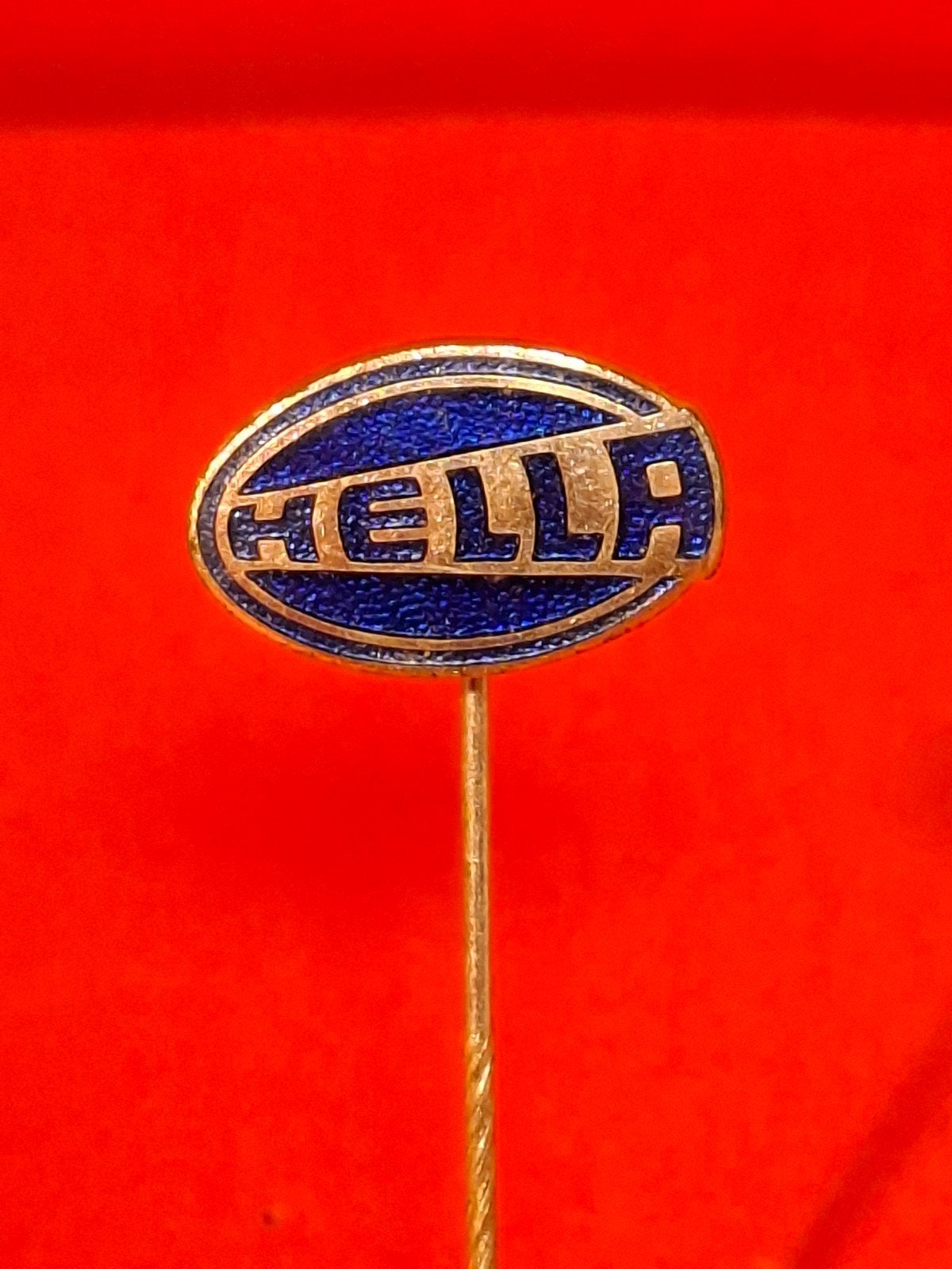 Emaille speld  HELLA, Ophalen of Verzenden, Gebruikt, Transport
