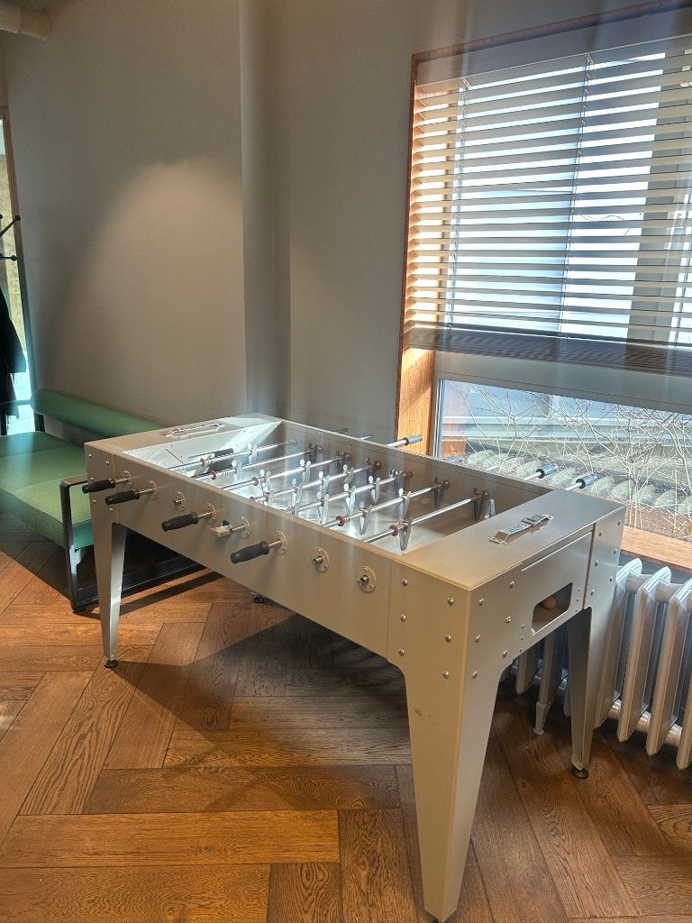 Tafelvoetbalspel in RVS Piet Hein Eek Nieuwprijs €10.802,00, Antiek en Kunst, Ophalen, Zilver, Object, Metaal
