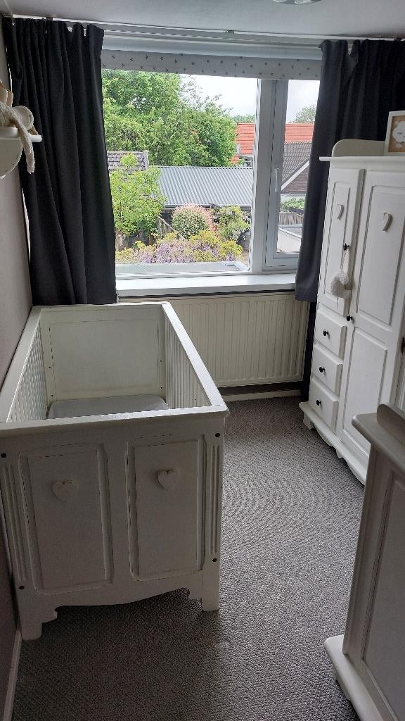 Babykamer compleet (ledikant, commode, kast en wandplank), Kinderen en Baby's, Kinderkamer | Commodes en Kasten, Ophalen, Gebruikt