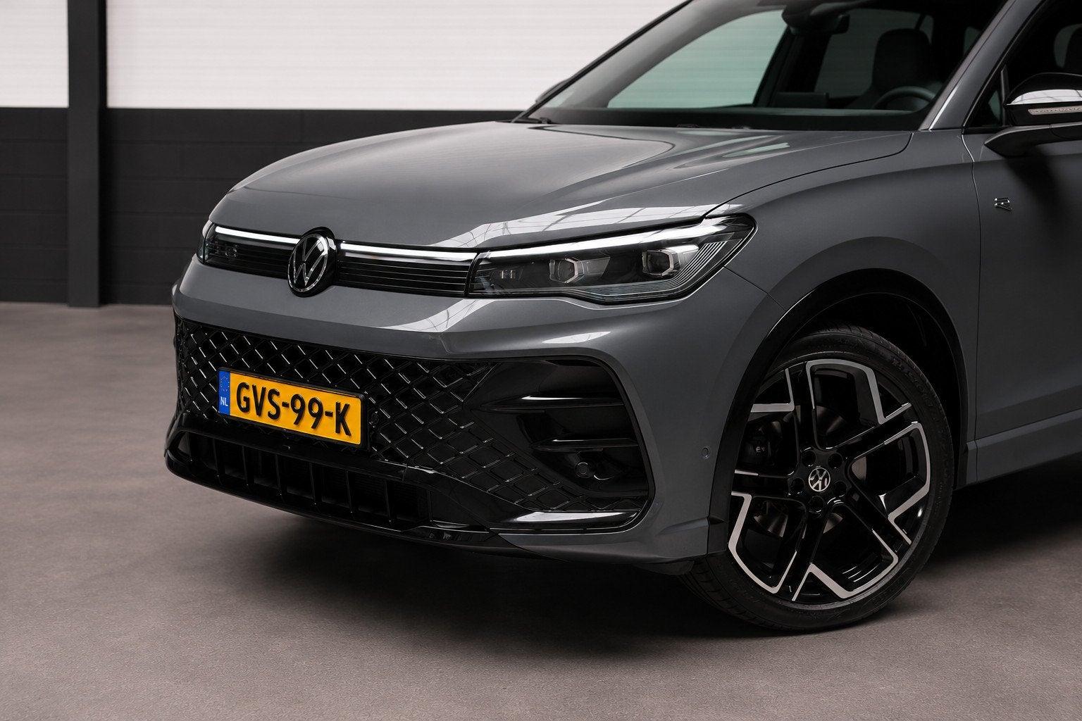 Volkswagen TIGUAN 1.5 eTSI R-Line|Pano|Massage|Trekh|IQ, 4 cilinders, Bedrijf, Hybride Elektrisch/Benzine, Automatische klimaatregeling