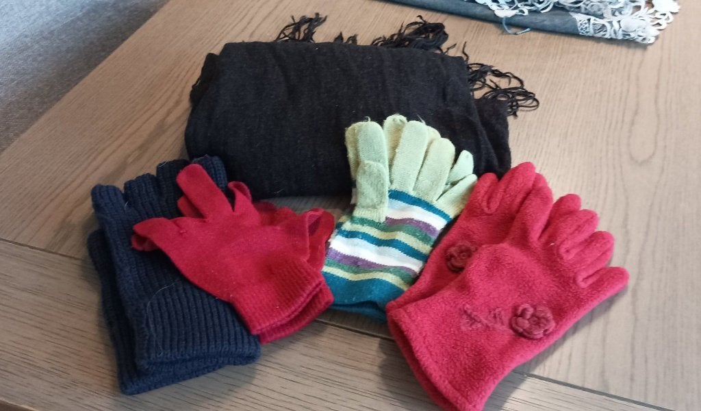 opruiming wintersetje 1 sjaal 4 dames handschoenen, Ophalen of Verzenden, Gedragen, Handschoenen