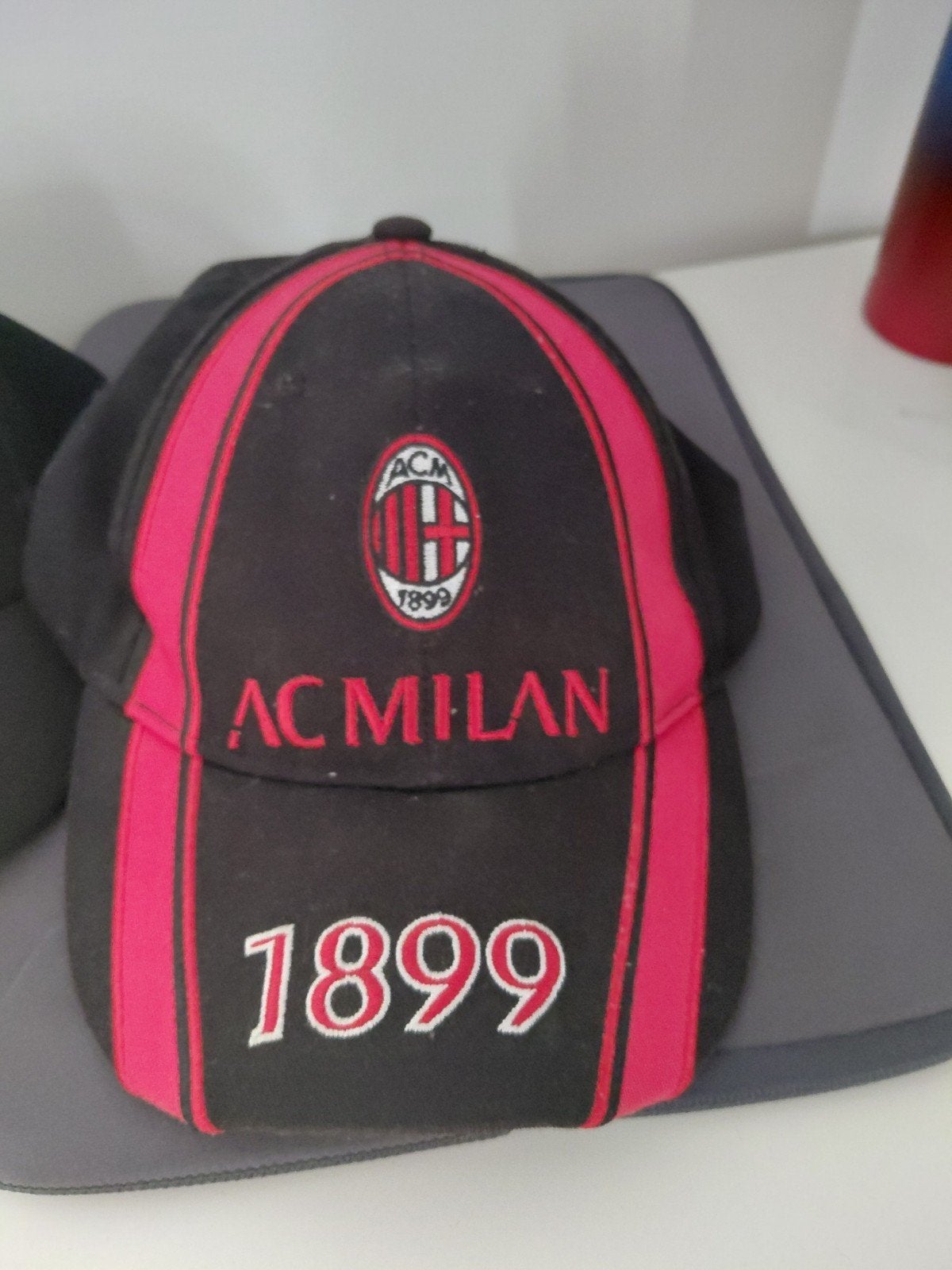 AC Milan Officiële Pet - Zwart/Rood - 1899, Kleding | Heren, Hoeden en Petten, AC Milan, One size fits all, Ophalen of Verzenden