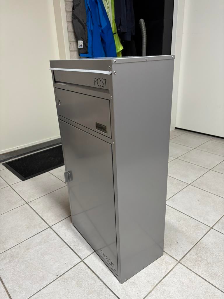 Pakketbrievenbus-Grijs staal (H855xB450xD245 mm), Tuin en Terras, Brievenbussen, Ophalen, Zo goed als nieuw