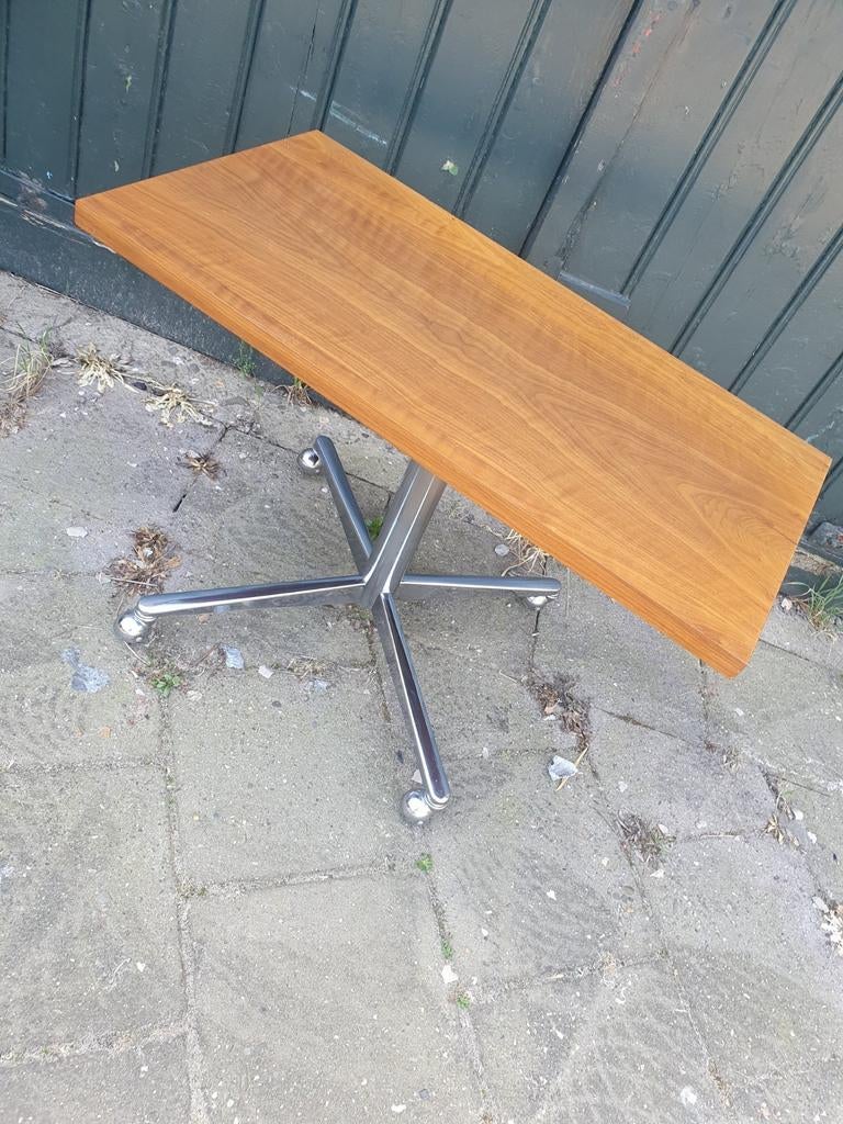 Vintage bijzettafel chromen poten teak blad, Ophalen, Seventies, Zo goed als nieuw, 75 cm of meer