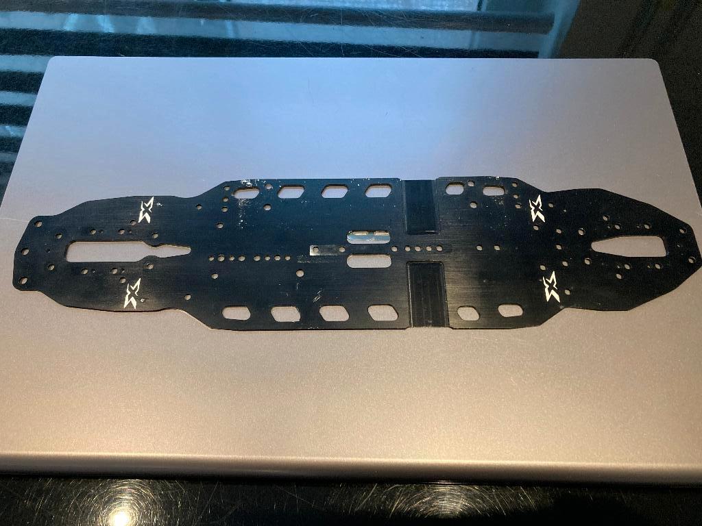 Goede vlakke XRAY X4-2024 Aluminium Flex Chassis 1,5mm, Hobby en Vrije tijd, Elektro, Gebruikt, Ophalen of Verzenden, Schaal 1:10