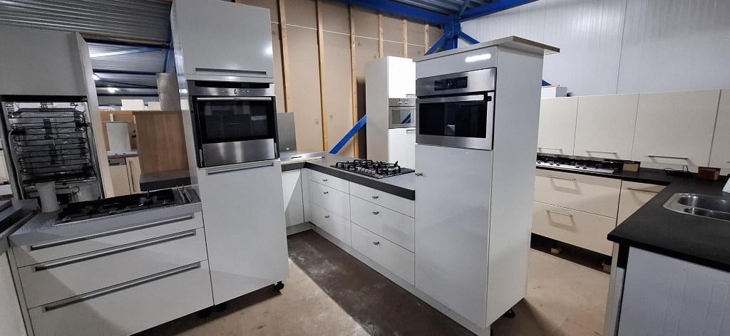 Complete keuken Compleet met APP 120Keukens op voorraad 2861, Ophalen of Verzenden, Zo goed als nieuw, Hoekkeuken, Met kookeiland