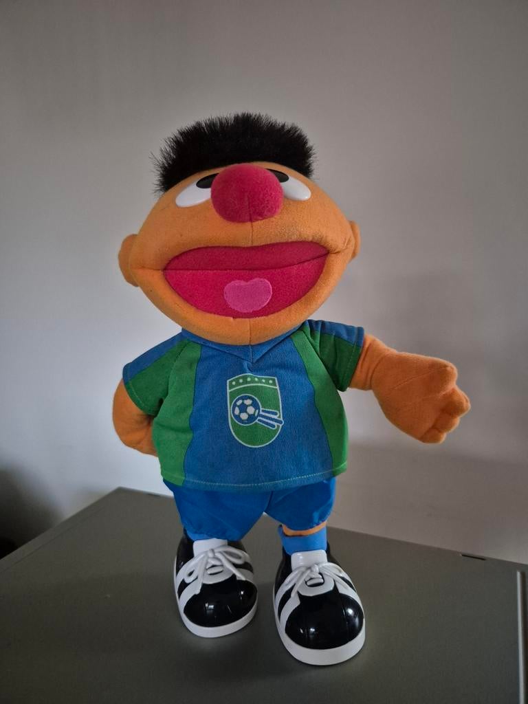 Sesamstraat Ernie pop in voetbaltenue met geluid, Kinderen en Baby's, Ophalen of Verzenden, Zo goed als nieuw, Overige typen