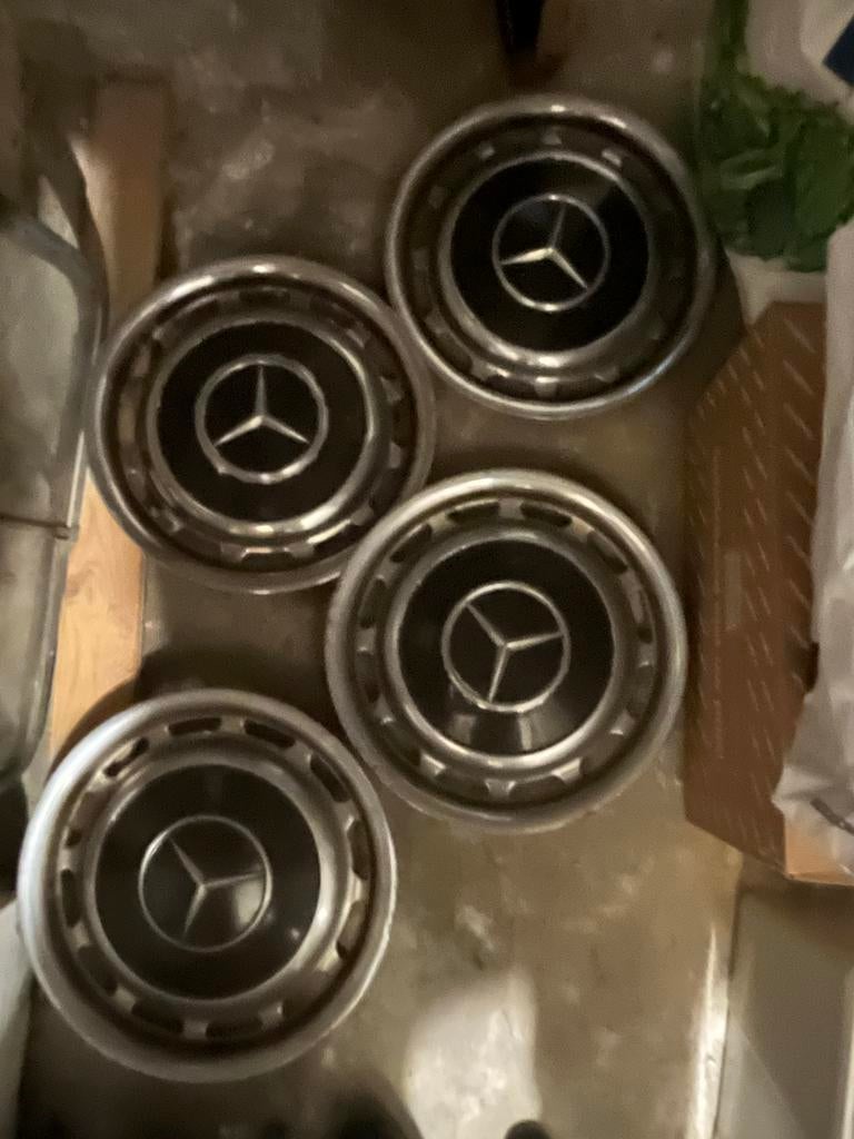 Mercedes W123 wieldoppen (4 stuks) - Gebruikt, Auto-onderdelen, Carrosserie en Plaatwerk, Spatbord, Mercedes-Benz, Voor, Links