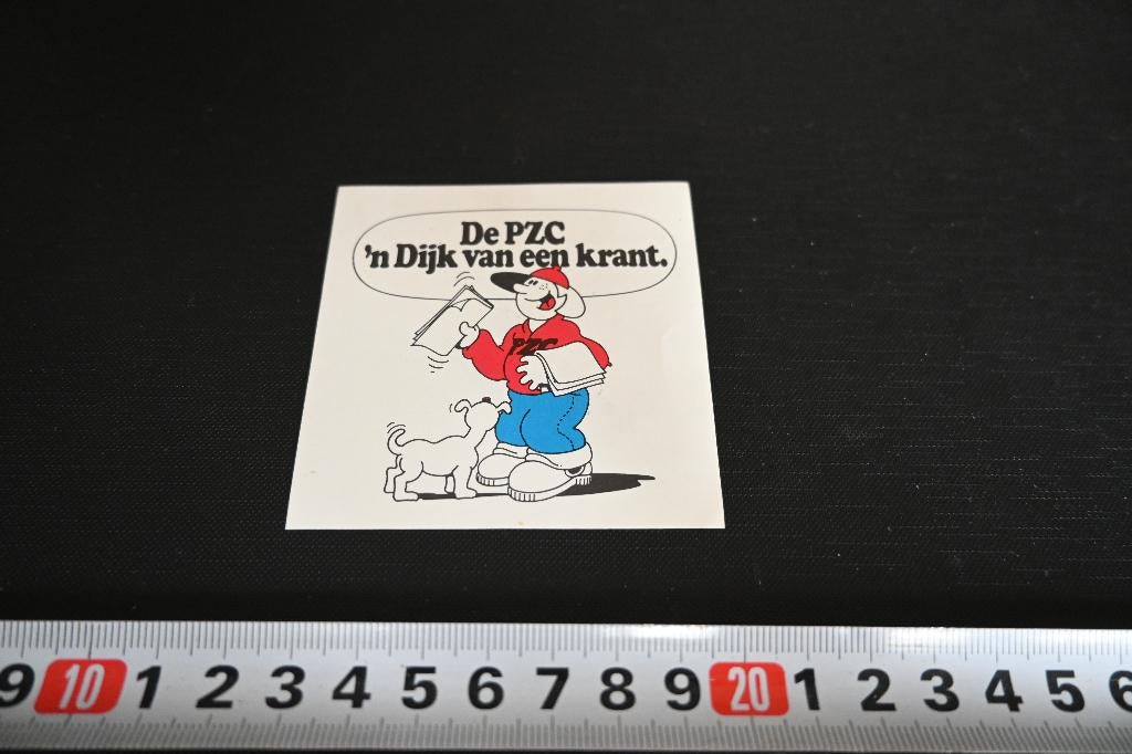 sticker De PZC 'n Dijk van een krant klein  PMB1681, Ophalen, Zo goed als nieuw