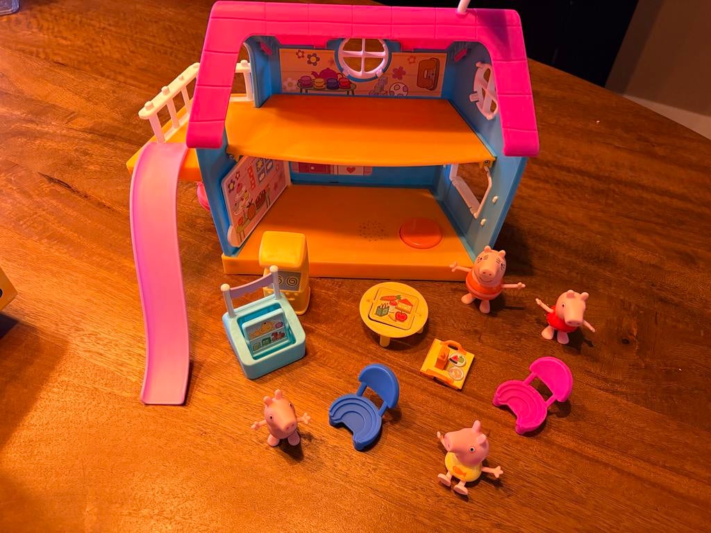 Peppa Pig Clubhuis met Accessoires, Ophalen of Verzenden, Zo goed als nieuw, Poppenhuis