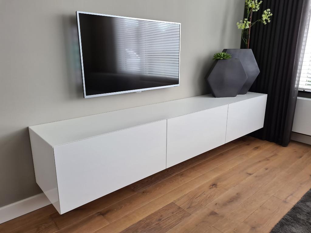 Zwevend wit verstek tv meubel op maat ZIJDEGLANS / HOOGGLANS, Nieuw, Ophalen of Verzenden, Minder dan 100 cm, 25 tot 50 cm