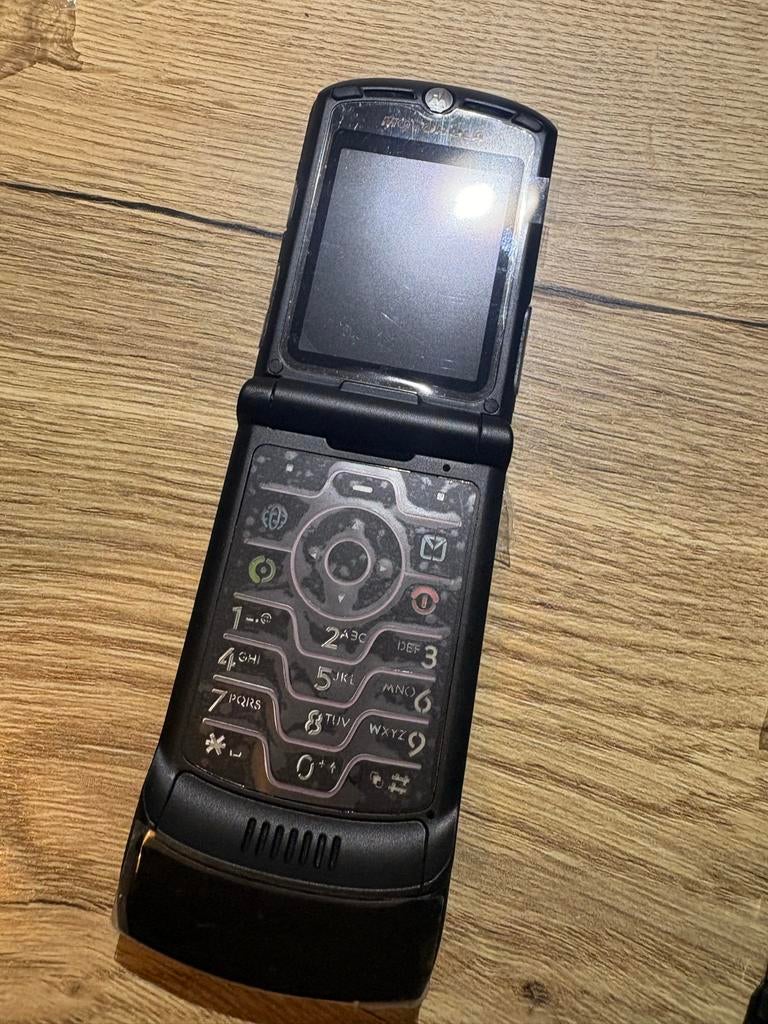 Zeldzame Grijze T-Mobile Motorola V3T Klaptelefoon, Nieuw, Inklapmodel, Ophalen of Verzenden, Minder dan 3 megapixel