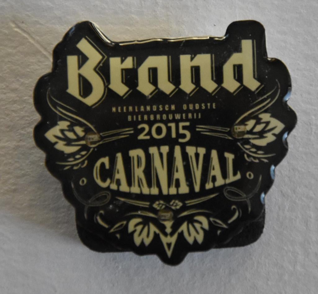Brand bier button pin speld carnaval feest uniek nieuw, Ophalen of Verzenden, Nieuw, Overige onderwerpen, Speldje of Pin