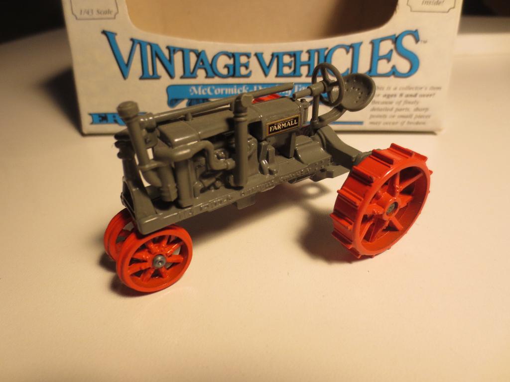 McCormick-Deering Farmall Ertl Vintage, Hobby en Vrije tijd, Ophalen of Verzenden, Nieuw, Tractor of Landbouw, Overige merken