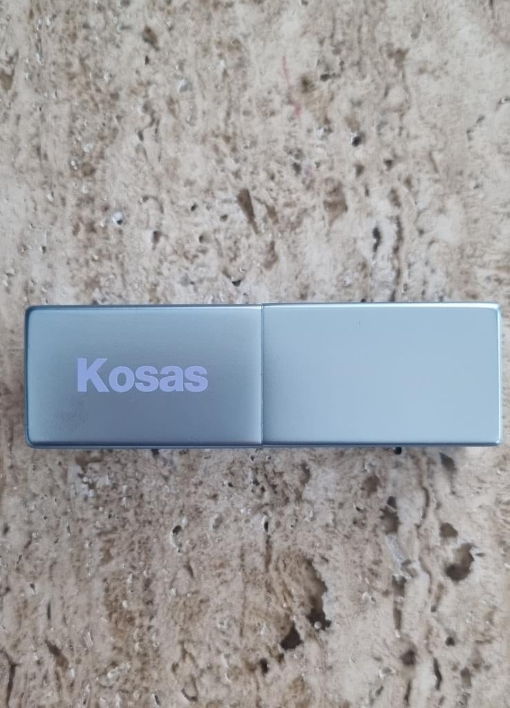 Kosas Lippenstift - Turned On - Nieuw!, Lippen, Nieuw, Ophalen of Verzenden, Make-up