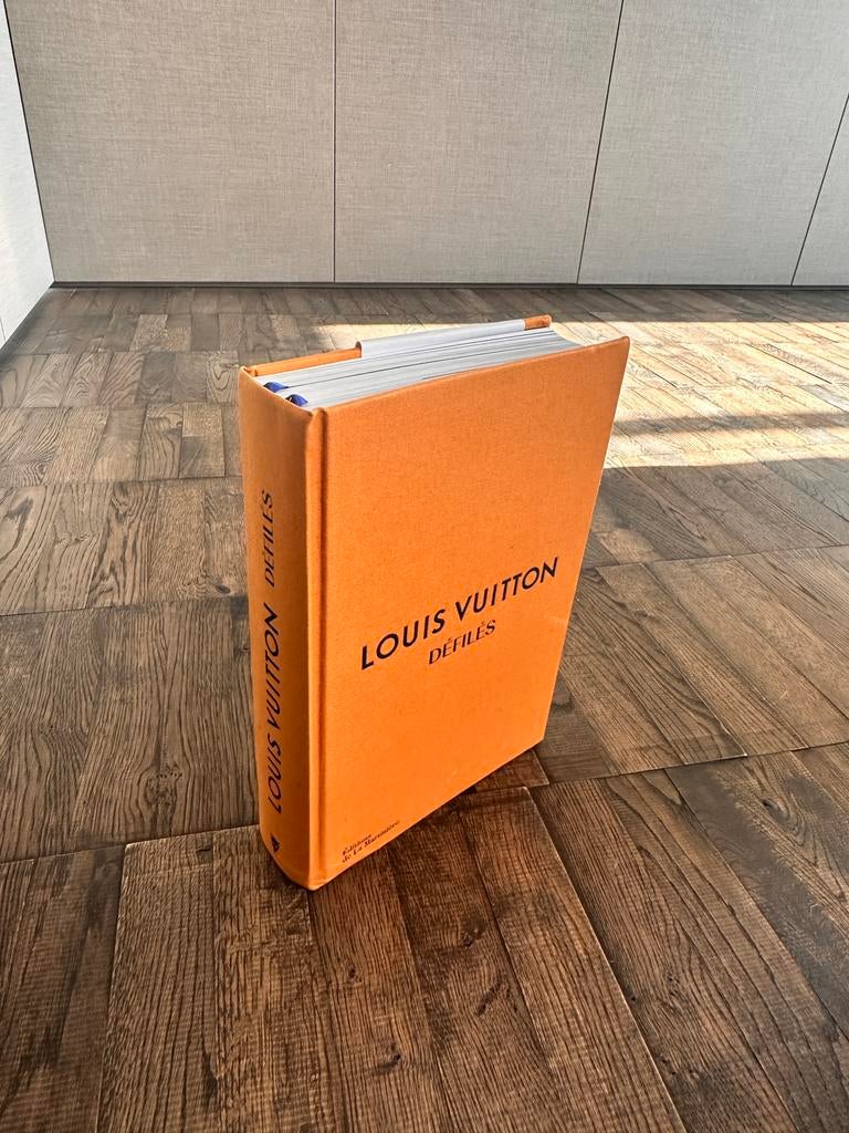 De catwalk geschiedenis van 't merk Louis Vuitton 1998-2018, Verzenden, Zo goed als nieuw, Mode algemeen