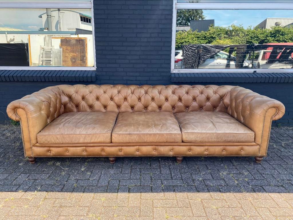 Zeer ruime XL Chesterfield bank cognac GRATIS BEZORGD, Gebruikt, Ophalen of Verzenden, 200 tot 250 cm, Leer
