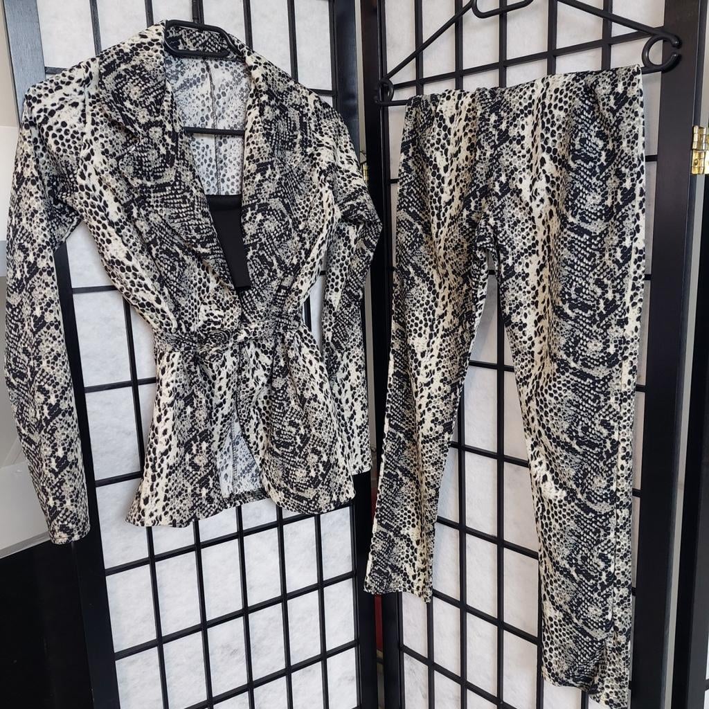 Nieuwe 3delige set top broek en blazer slangen/panterprint, Ophalen of Verzenden, Nieuw