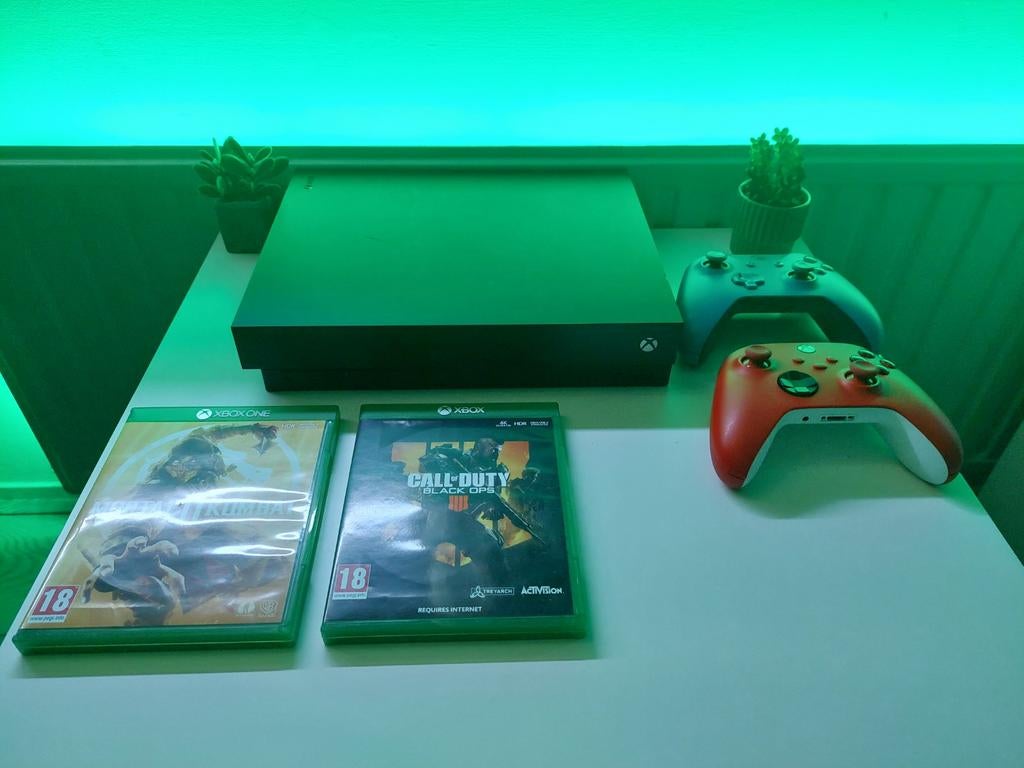 Xbox One X, 2 controllers, Cod Bo 4 en Mortal Kombat 11, Met games, Met 2 controllers, Ophalen of Verzenden, Zo goed als nieuw