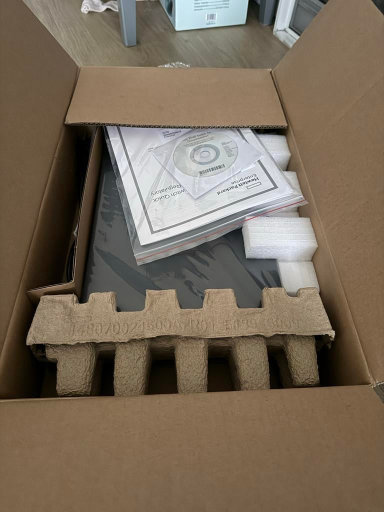 Aruba 2540 48G 4x SFP+ JL355A zakelijke switch / 10G uplinks, Computers en Software, Netwerk switches, Ophalen of Verzenden, Nieuw