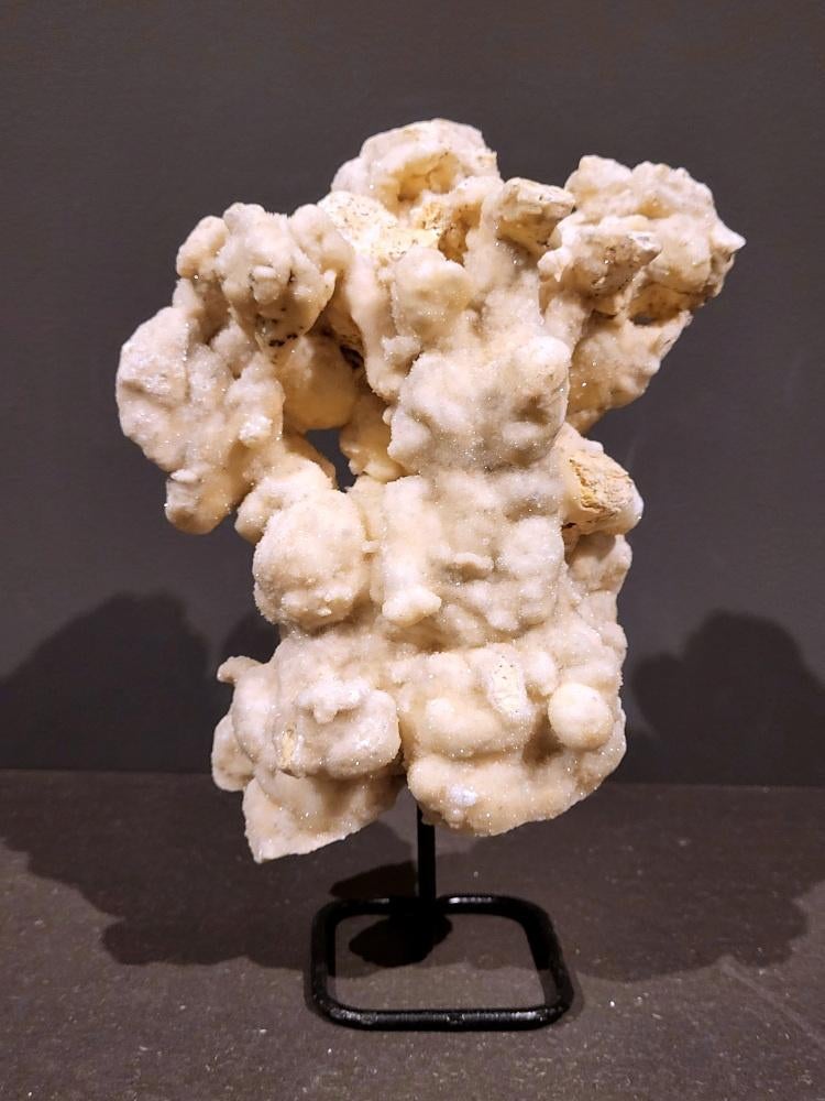 Calciet op standaard, 2,2 kg, 25cm hoog, 40,- euro., Ophalen of Verzenden, Mineraal