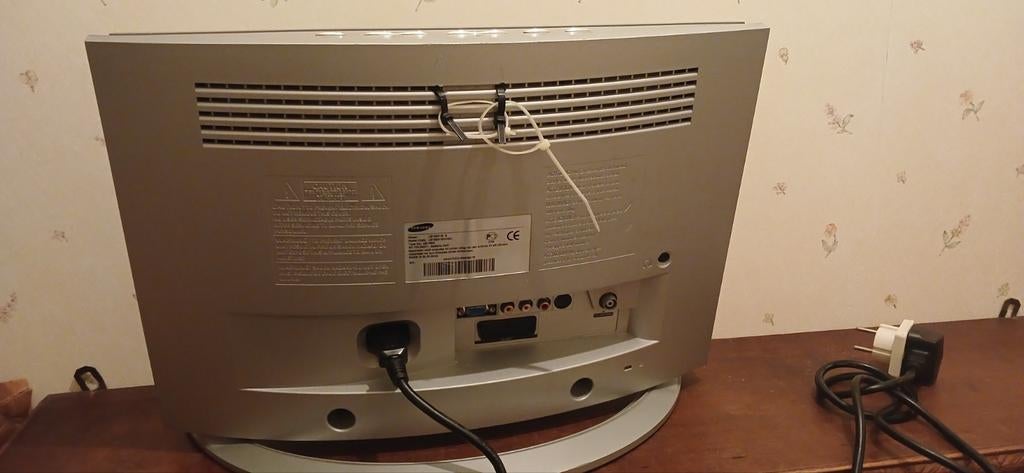 Foto 5 van Samsung LE15E31S LCD TV  € 20,00