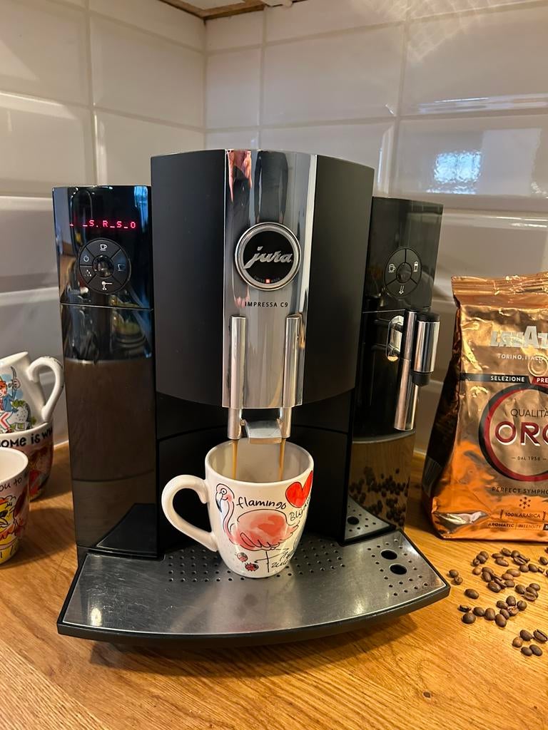 Jura C9 Gereviseerd met nieuwe maalschijven ️️, Witgoed en Apparatuur, Koffiezetapparaten, 10 kopjes of meer, Koffiemachine, Zo goed als nieuw