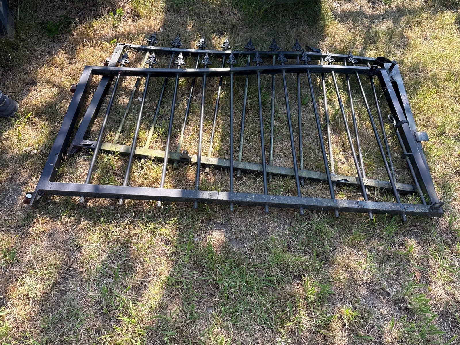 Twee hekdelen met beschadigde punten - Gratis af te halen, Tuin en Terras, Ophalen, Gebruikt, IJzer, Sierhekwerk