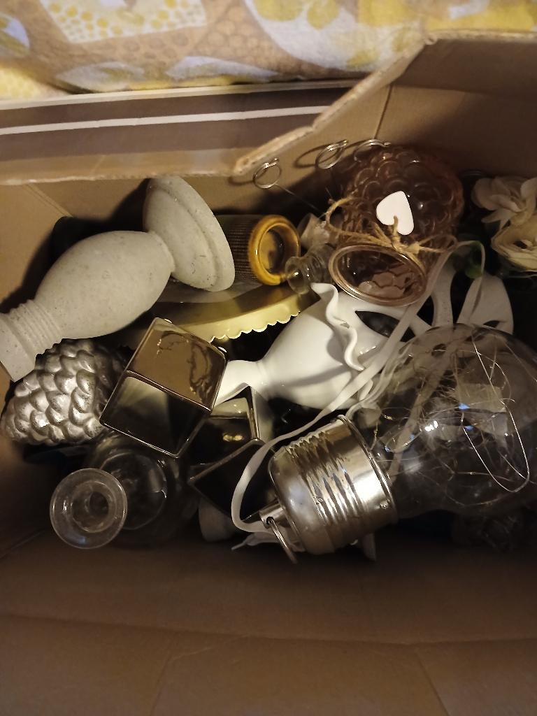 6  dozen met spul voor de rommelmarkt, Ophalen