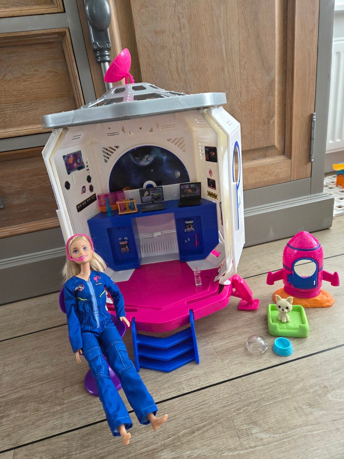Barbie Ruimtestation met Barbie Astronaut en accessoires, Kinderen en Baby's, Speelgoed | Poppen, Ophalen of Verzenden, Zo goed als nieuw
