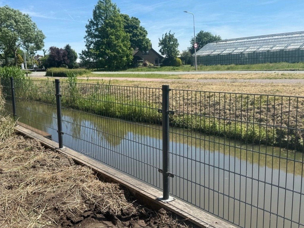 Dubbelstaafmat 6/5/6 100cm + palen/voetplaten, Tuin en Terras, Ophalen, Gebruikt, IJzer, Dubbelstaafmat hekwerk