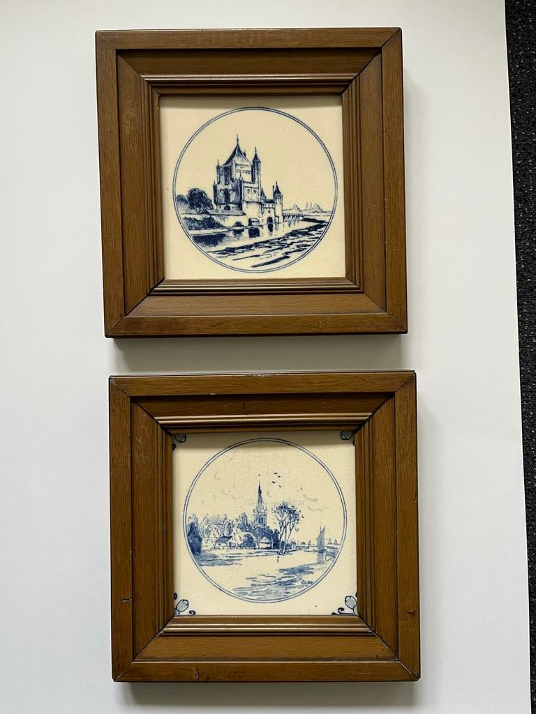 2 Antieke Joost Thooft & Labouchere Delft Porc.Fles Tegels, Antiek en Kunst, Ophalen of Verzenden