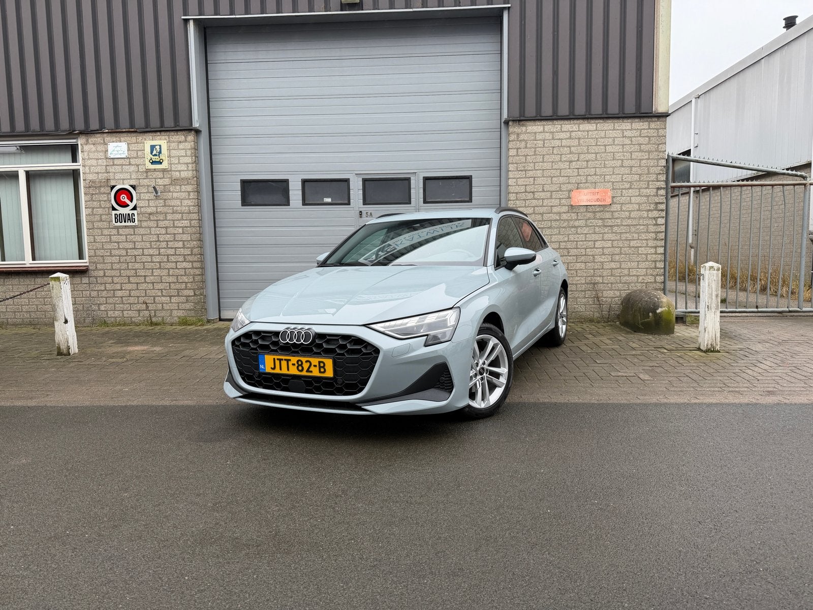 Audi A3 35 Tfsi 150pk Mhev S-tronic 2025 Grijs, Auto's, 1300 kg, 1498 cc, 4 cilinders, 700 kg