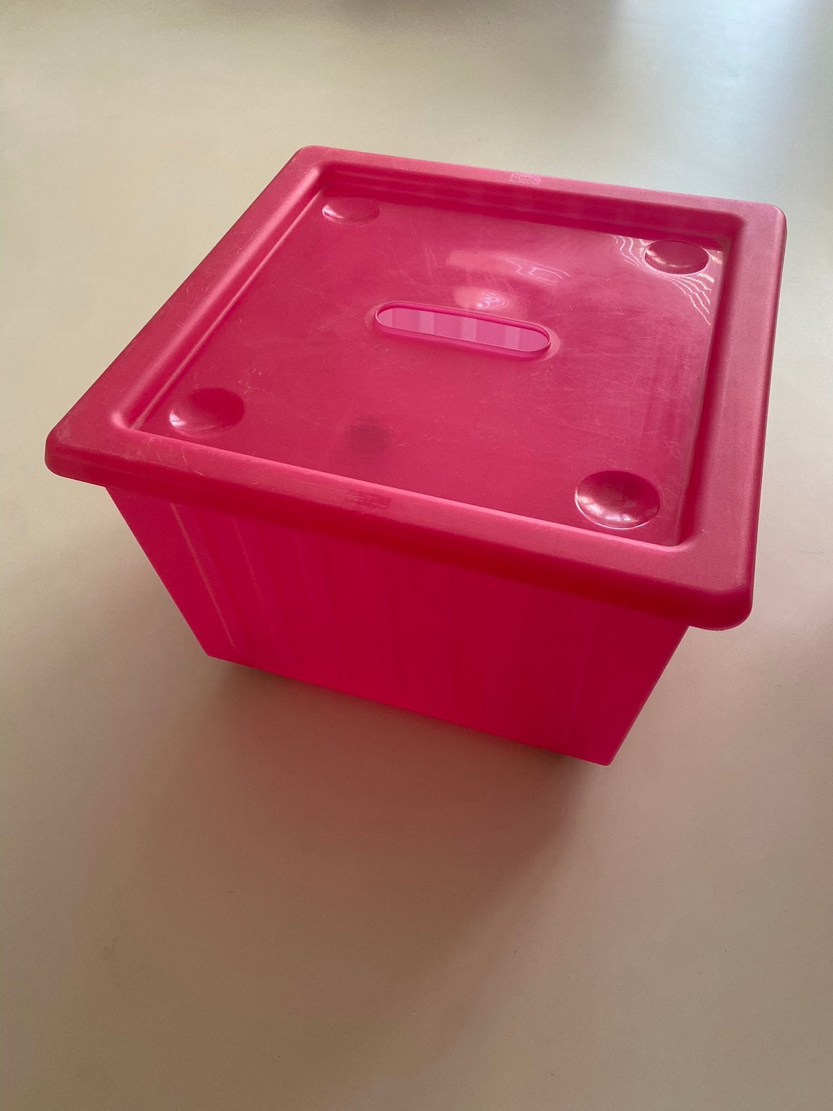 Roze kunststof opbergbak met deksel en wieltjes IKEA!, Doe-het-zelf en Verbouw, Kratten en Dozen, Minder dan 50 cm, Ophalen of Verzenden
