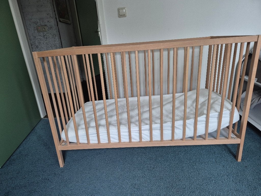 IKEA babybedje - beuken, Ophalen, Zo goed als nieuw, Lattenbodem, Minder dan 140 cm