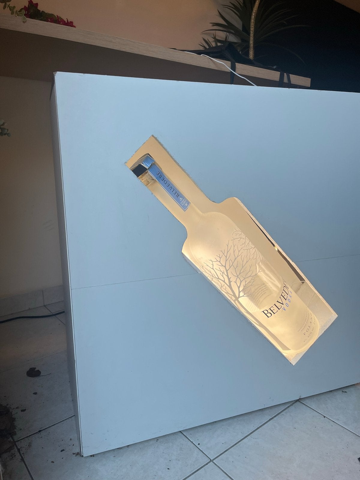 Zelfgemaakte tafel met Verlichte Belvedere Fles, Ophalen, Minder dan 50 cm, Gebruikt, 50 tot 100 cm